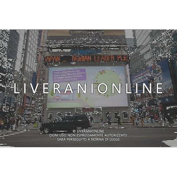 A giant LED sign on the Walgreens drug store at One Times Square in New York promotes its mobile app on Thursday, April 7, 2011. The Walgreen Co. announced that sales rose in March growing 3 percent beating analysts\' expectations. (Œ Richard B. Levine) ©photoshot/AGENZIA ALDO LIVERANI SAS - ITALY ONLY - Veduta della vita quotidiana e commerciale dei quartieri della citta\' di New York