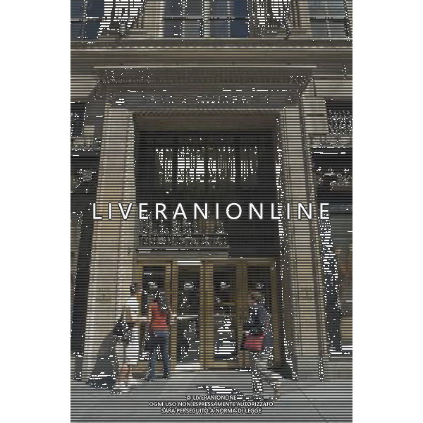 Shoppers outside of Saks Fifth Avenue in New York on Wednesday, May 20, 2009. The luxury retail chain reported of $5.1 million loss for the firtst quarter. ( Richard B. Levine) ©photoshot/AGENZIA ALDO LIVERANI SAS - ITALY ONLY - Veduta della vita quotidiana e commerciale dei quartieri della citta\' di New York