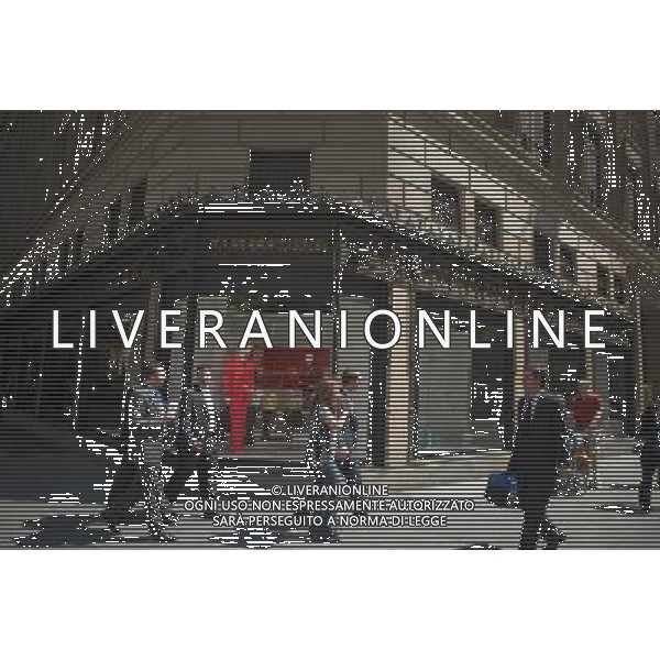 Shoppers outside of Saks Fifth Avenue in New York on Wednesday, May 20, 2009. The luxury retail chain reported of $5.1 million loss for the firtst quarter. ( Richard B. Levine) ©photoshot/AGENZIA ALDO LIVERANI SAS - ITALY ONLY - Veduta della vita quotidiana e commerciale dei quartieri della citta\' di New York