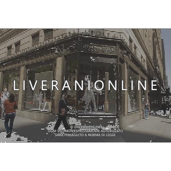 Shoppers outside of Saks Fifth Avenue in New York on Wednesday, May 20, 2009. The luxury retail chain reported of $5.1 million loss for the firtst quarter. ( Richard B. Levine) ©photoshot/AGENZIA ALDO LIVERANI SAS - ITALY ONLY - Veduta della vita quotidiana e commerciale dei quartieri della citta\' di New York