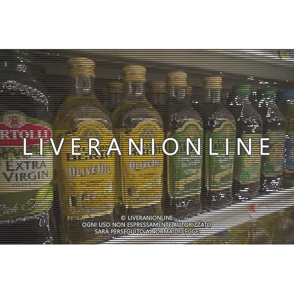 Bottles of imported olive oil are seen on a supermarket shelf in New York on Monday, June 24, 2013. A recently proposed law that would adding new fees and required testing to imported olive oil has been removed as a provision to a federal farm bill. The provision would have increased the cost of imported oils by adding rigorous taste and chemical tests as opposed to the current spot-checking. (Œ Richard B. Levine) ©photoshot/AGENZIA ALDO LIVERANI SAS - ITALY ONLY - Veduta della vita quotidiana e commerciale dei quartieri della citta\' di New York
