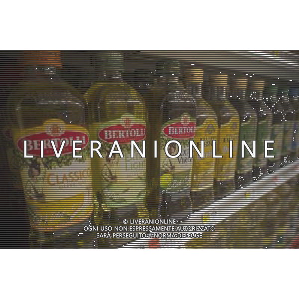 Bottles of imported olive oil are seen on a supermarket shelf in New York on Monday, June 24, 2013. A recently proposed law that would adding new fees and required testing to imported olive oil has been removed as a provision to a federal farm bill. The provision would have increased the cost of imported oils by adding rigorous taste and chemical tests as opposed to the current spot-checking. (Œ Richard B. Levine) ©photoshot/AGENZIA ALDO LIVERANI SAS - ITALY ONLY - Veduta della vita quotidiana e commerciale dei quartieri della citta\' di New York