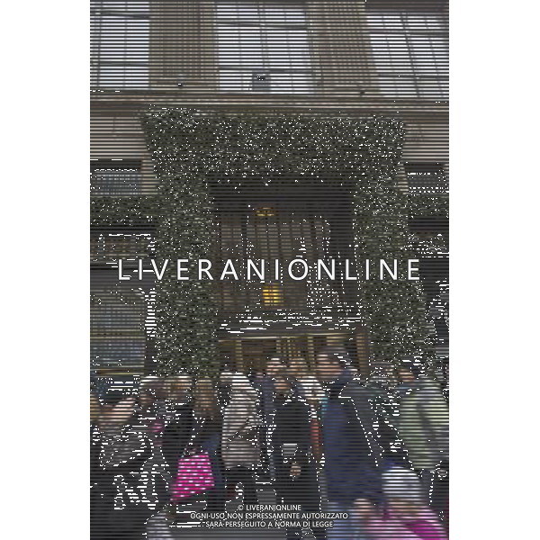 Crowds of tourists and shoppers outside Saks Fifth Avenue in New York on Sunday, December 23, 2012 with only two more days until Christmas. (Œ Richard B. Levine) ©photoshot/AGENZIA ALDO LIVERANI SAS - ITALY ONLY - Veduta della vita quotidiana e commerciale dei quartieri della citta\' di New York