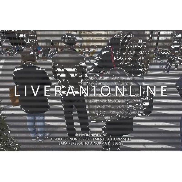 Shoppers with her Saks Fifth Avenue purchase in a a shopping bag on Fifth Avenue in New York on Sunday, December 23, 2012 with only two more days until Christmas. (Œ Richard B. Levine) ©photoshot/AGENZIA ALDO LIVERANI SAS - ITALY ONLY - Veduta della vita quotidiana e commerciale dei quartieri della citta\' di New York