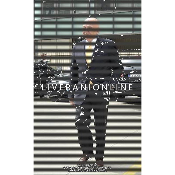 MILANO 27/6/2013 LEGA CALCIO, VIA ROSELLINI, 4 ASSEMBLEA DI LEGA CALCIO SERIE A NELLA FOTO ADRIANO GALLIANI FA FINTA DI SFUGGIRE AI GIORNALISTI CHE STAVANO INTERVISTANDO TOMMASO GHIRARDI MENTRE LUI SOPRAGGINGEVA IN LEGA FOTO ROMANO/AG ALDO LIVERANI S.A.S.