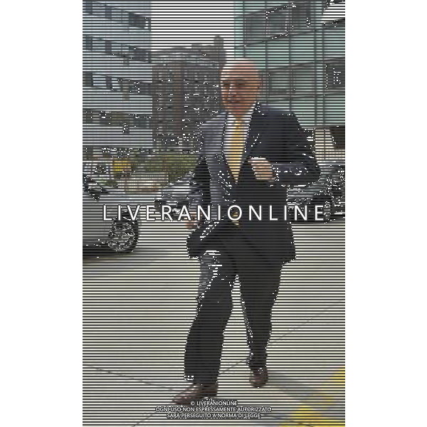 MILANO 27/6/2013 LEGA CALCIO, VIA ROSELLINI, 4 ASSEMBLEA DI LEGA CALCIO SERIE A NELLA FOTO ADRIANO GALLIANI FA FINTA DI SFUGGIRE AI GIORNALISTI CHE STAVANO INTERVISTANDO TOMMASO GHIRARDI MENTRE LUI SOPRAGGINGEVA IN LEGA FOTO ROMANO/AG ALDO LIVERANI S.A.S.