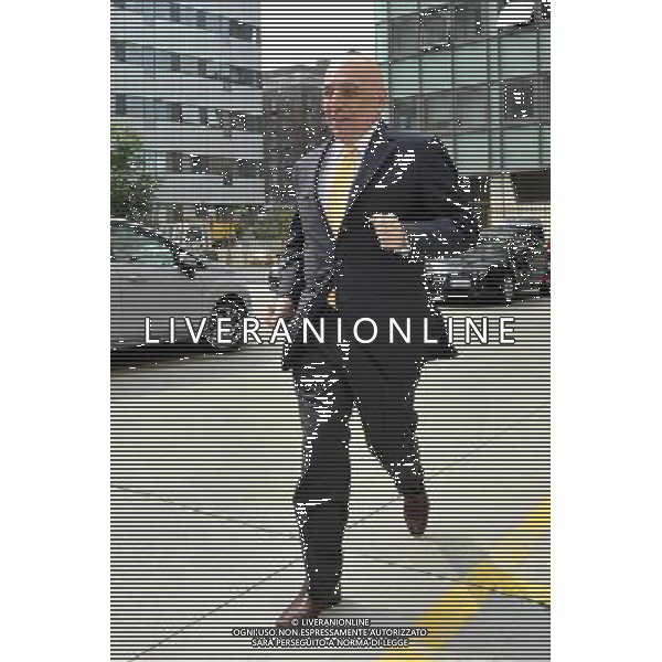 MILANO 27/6/2013 LEGA CALCIO, VIA ROSELLINI, 4 ASSEMBLEA DI LEGA CALCIO SERIE A NELLA FOTO ADRIANO GALLIANI FA FINTA DI SFUGGIRE AI GIORNALISTI CHE STAVANO INTERVISTANDO TOMMASO GHIRARDI MENTRE LUI SOPRAGGINGEVA IN LEGA FOTO ROMANO/AG ALDO LIVERANI S.A.S.