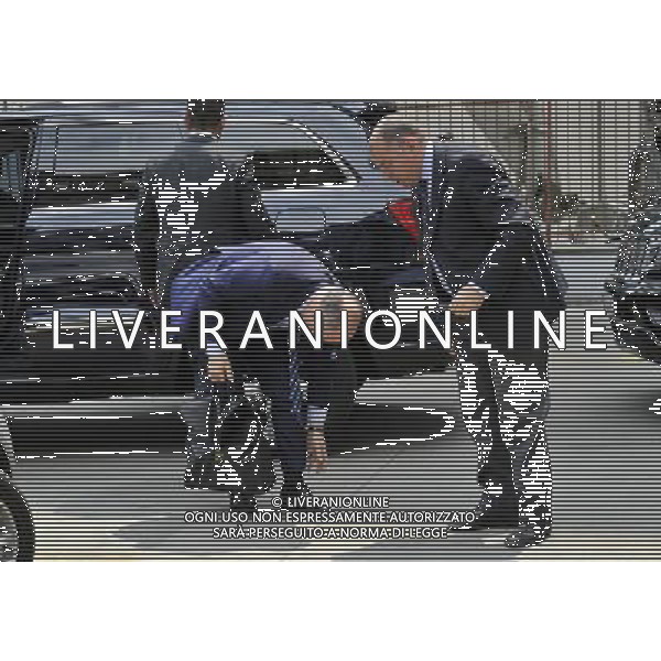 MILANO 27/6/2013 LEGA CALCIO, VIA ROSELLINI, 4 ASSEMBLEA DI LEGA CALCIO SERIE A NELLA FOTO GIUSEPPE MARATTO SI AGGIUSTA LA PIEGA DEI PANTALONI FOTO ROMANO/AG ALDO LIVERANI S.A.S.