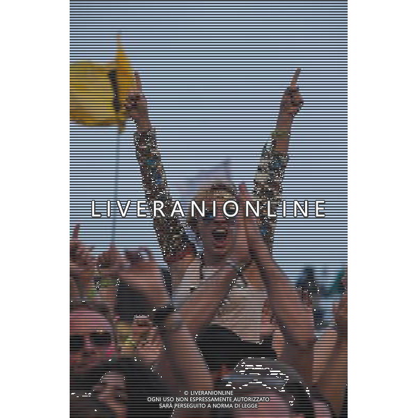 Atmosphere at Glastonbury Festival on 28/06/2013 at Worthy Farm, Glastonbury. Women and girls on shoulders in the crowd. ©PHOTOSHOT/AGENZIA ALDO LIVERANI SAS - ITALY ONLY - EDITORIAL USE ONLY