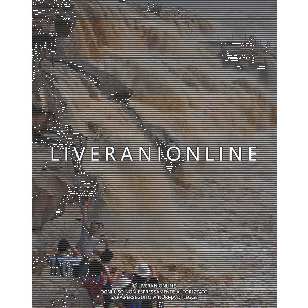 (130630) -- JIXIAN, June 30, 2013 () -- People gather to watch the Hukou Waterfall of the Yellow River in Jixian County, north China\'s Shanxi Province, June 30, 2013. (/Lv Guiming) (mp) ©photoshot/AGENZIA ALDO LIVERANI SAS - ITALY ONLY - Veduta della Cascata Hukou del Fiume Giallo in Jixian County, a nord della Cina nella provincia dello Shanxi, 30 giugno 2013.
