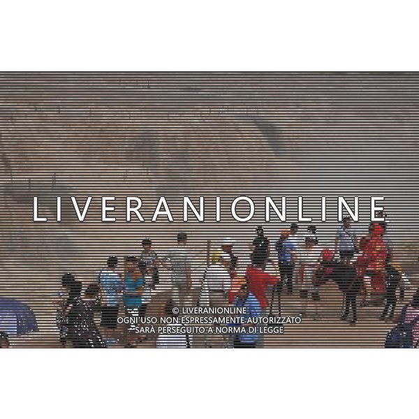 (130630) -- JIXIAN, June 30, 2013 () -- People gather to watch the Hukou Waterfall of the Yellow River in Jixian County, north China\'s Shanxi Province, June 30, 2013. (/Lv Guiming) (mp) ©photoshot/AGENZIA ALDO LIVERANI SAS - ITALY ONLY - Veduta della Cascata Hukou del Fiume Giallo in Jixian County, a nord della Cina nella provincia dello Shanxi, 30 giugno 2013.