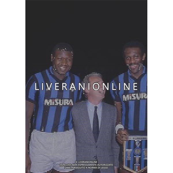 ARCHIVIO LIVERANI NELLA FOTO GIOVANNI TRAPATTONI ALLENATORE INTER CON I GIOCATORI DI BASKET DI MILANO AG ALDO LIVERANI SAS