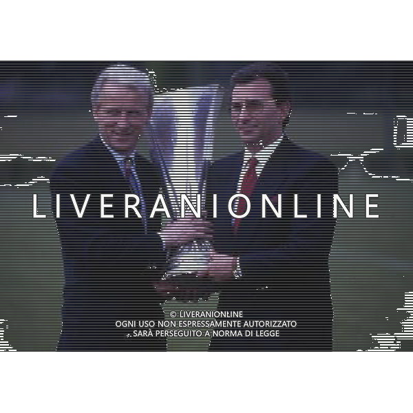 ARCHIVIO LIVERANI NELLA FOTO GIOVANNI TRAPATTONI ALLENATORE INTER CON LA COPPA UEFA E GIORDANO PELLEGRINI AG ALDO LIVERANI SAS