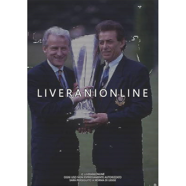ARCHIVIO LIVERANI NELLA FOTO GIOVANNI TRAPATTONI ALLENATORE INTER CON LA COPPA UEFA E CAMILLO CEDRATI AG ALDO LIVERANI SAS