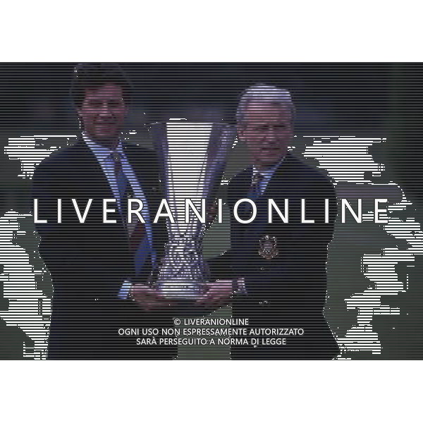 ARCHIVIO LIVERANI NELLA FOTO GIOVANNI TRAPATTONI ALLENATORE INTER CON LA COPPA UEFA E DOTT BERGAMO AG ALDO LIVERANI SAS