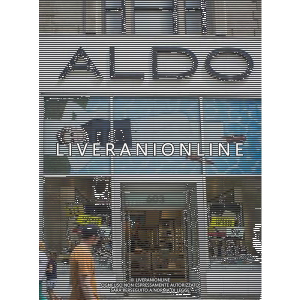 Shoppers pass an Aldo shoe store on Fifth Avenue in New York on Friday, June 28, 2013. (å Richard B. Levine) ©Photoshot/AGENZIA ALDO LIVERANI SAS-ITALY ONLY - EDITORIAL USE ONLY