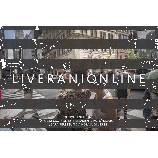 Tourists on Fifth Avenue in New York photograph their newly purchased jewelry with their smartphone on Friday, June 28, 2013. (Œ Richard B. Levine) ©Photoshot/AGENZIA ALDO LIVERANI SAS-ITALY ONLY - EDITORIAL USE ONLY