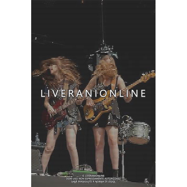Haim play Mumford and Sons\'s Gentlemen of the Road festival, at the Queen Elizabeth Park in Stratford. Picture shows Danielle and Este Haim. ©photoshot/AGENZIA ALDO LIVERANI SAS - ITALY ONLY - EDITORIAL USE ONLY