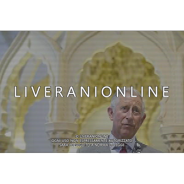 Prince\'s School of Traditional Arts...Mcc0048566.DT News.Rota. Prince of Wales visits The Prince\'s School of Traditional Arts Degree Show.Pic Shows HRH The Prince of Wales speaking at the show ©photoshot/AGENZIA ALDO LIVERANI SAS - ITALY ONLY - REALI INGLESI: Il principe Carlo d\'inghilterra in visita alla scuola delle arti tradizionali e spettacolo