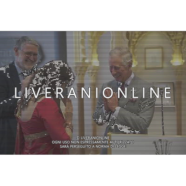 Prince\'s School of Traditional Arts...Mcc0048566.DT News.Rota. Prince of Wales visits The Prince\'s School of Traditional Arts Degree Show.Pic Shows HRH The Prince of Wales giving out prizes to the winning students ©photoshot/AGENZIA ALDO LIVERANI SAS - ITALY ONLY - REALI INGLESI: Il principe Carlo d\'inghilterra in visita alla scuola delle arti tradizionali e spettacolo
