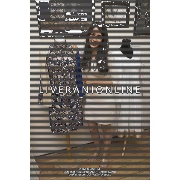 Prince\'s School of Traditional Arts...Mcc0048566.DT News.Rota. Prince of Wales visits The Prince\'s School of Traditional Arts Degree Show.Pic Shows HRH The Prince of Wales looking at outfits by Anjali Khanna ©photoshot/AGENZIA ALDO LIVERANI SAS - ITALY ONLY - REALI INGLESI: Il principe Carlo d\'inghilterra in visita alla scuola delle arti tradizionali e spettacolo