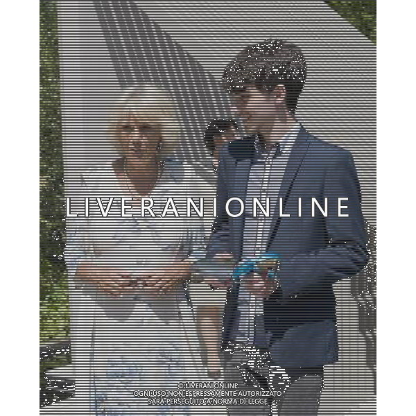 Mcc0048719 picture by Geoff Pugh 10/7/2013 The Duchess of Cornwall with the winner of the RHS Young School Gardener of the Year Award, Tom Galligan 16, at the Hampton Court Palace Flower Show ***Rota*** ©photoshot/AGENZIA ALDO LIVERANI SAS - ITALY ONLY - REALI INGLESI: Camilla Duchessa di Cornovaglia al Palazzo di Hampton Court Flower Show