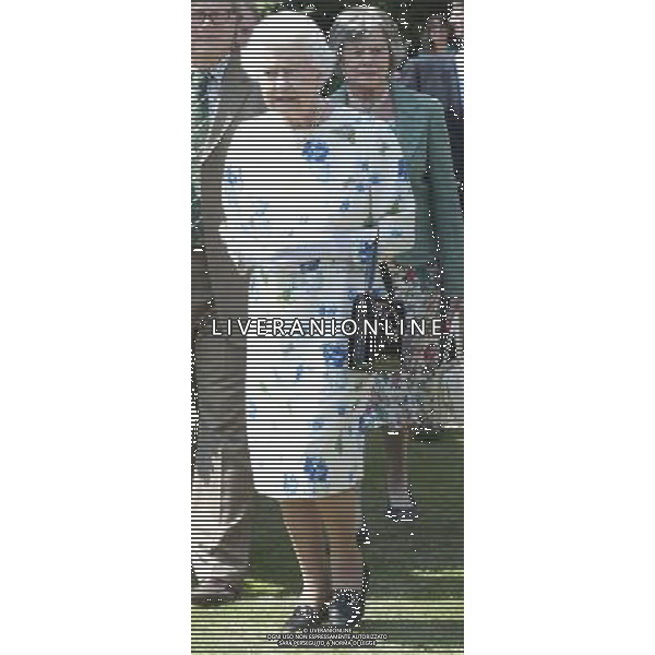 ROYAL ROTA….THE QUEEN AT THE CORONATION FESTIVAL IN THE GROUNDS OF BUCKINGHAM PALACE…ROYAL ROTA. PICTURE MURRAY SANDERS DAILY MAIL… ©photoshot/AGENZIA ALDO LIVERANI SAS - ITALY ONLY - REALI INGLESI: la regina Elisabetta II d\'inghilterra durante la Festa dell\'Incoronazione nel giardino di Buckingham Palace, nel centro di Londra 11 luglio 2013