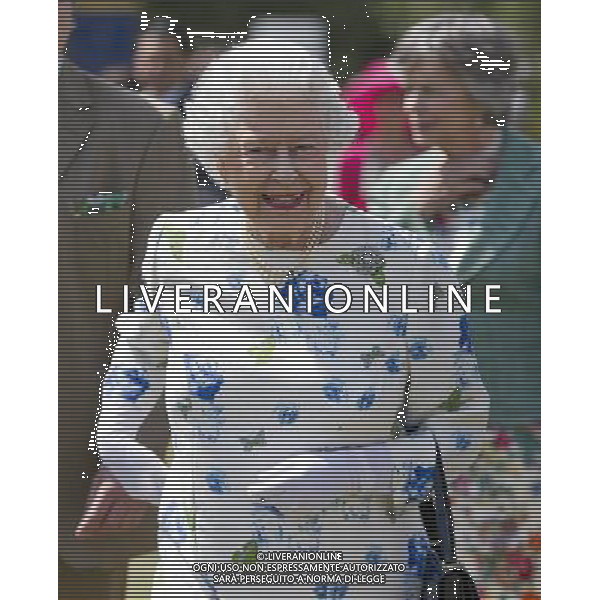 11/7/2013 HRH The Queen The Coronation Festival at Buckingham Palace. ©photoshot/AGENZIA ALDO LIVERANI SAS - ITALY ONLY - REALI INGLESI: la regina Elisabetta II d\'inghilterra durante la Festa dell\'Incoronazione nel giardino di Buckingham Palace, nel centro di Londra 11 luglio 2013