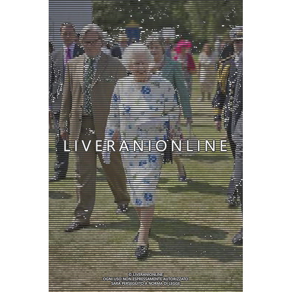 11/7/2013 HRH The Queen The Coronation Festival at Buckingham Palace. ©photoshot/AGENZIA ALDO LIVERANI SAS - ITALY ONLY - REALI INGLESI: la regina Elisabetta II d\'inghilterra durante la Festa dell\'Incoronazione nel giardino di Buckingham Palace, nel centro di Londra 11 luglio 2013