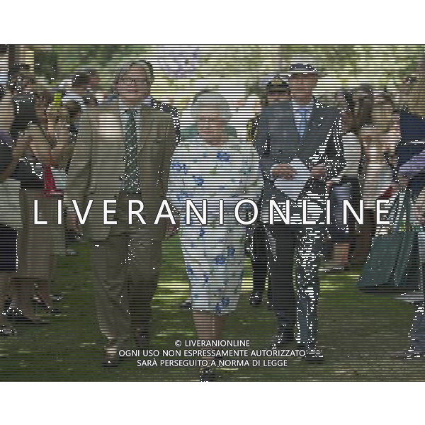 11/7/2013 HRH The Queen The Coronation Festival at Buckingham Palace. ©photoshot/AGENZIA ALDO LIVERANI SAS - ITALY ONLY - REALI INGLESI: la regina Elisabetta II d\'inghilterra durante la Festa dell\'Incoronazione nel giardino di Buckingham Palace, nel centro di Londra 11 luglio 2013