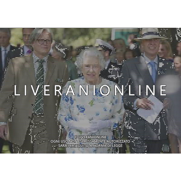 11/7/2013 HRH The Queen The Coronation Festival at Buckingham Palace. ©photoshot/AGENZIA ALDO LIVERANI SAS - ITALY ONLY - REALI INGLESI: la regina Elisabetta II d\'inghilterra durante la Festa dell\'Incoronazione nel giardino di Buckingham Palace, nel centro di Londra 11 luglio 2013