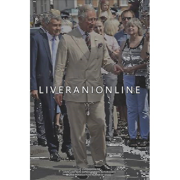 The Prince of Wales greets well wishers in Bude, Cornwall, as he and the Duchess of Cornwall take part in their annual summer visit to Cornwall and Devon. ©photoshot/AGENZIA ALDO LIVERANI SAS - ITALY ONLY - REALI INGLESI: Il principe Carlo d\'inghilterra con la moglie Camilla duchessa di Cornovaglia durante la Festa dell\'Incoronazione nel giardino di Buckingham Palace, Londra 11 luglio 2013
