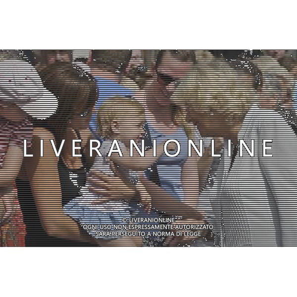 The Duchess of Cornwall greets 16-month old Jasmine Marsh, who is held by her mum Jessica Marsh, 34, in Bude, Cornwall, as she and the Prince of Wales take part in their annual summer visit to Cornwall and Devon. ©photoshot/AGENZIA ALDO LIVERANI SAS - ITALY ONLY - REALI INGLESI: Il principe Carlo d\'inghilterra con la moglie Camilla duchessa di Cornovaglia durante la Festa dell\'Incoronazione nel giardino di Buckingham Palace, Londra 11 luglio 2013