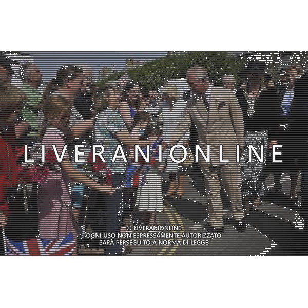 The Prince of Wales greets well wishers in Bude, Cornwall, as he and the Duchess of Cornwall take part in their annual summer visit to Cornwall and Devon. ©photoshot/AGENZIA ALDO LIVERANI SAS - ITALY ONLY - REALI INGLESI: Il principe Carlo d\'inghilterra con la moglie Camilla duchessa di Cornovaglia durante la Festa dell\'Incoronazione nel giardino di Buckingham Palace, Londra 11 luglio 2013
