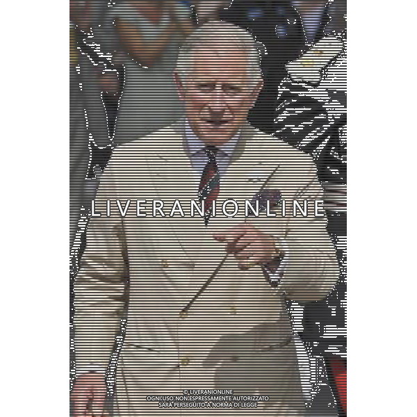 The Prince of Wales greets well wishers in Bude, Cornwall, as he and the Duchess of Cornwall take part in their annual summer visit to Cornwall and Devon. ©photoshot/AGENZIA ALDO LIVERANI SAS - ITALY ONLY - REALI INGLESI: Il principe Carlo d\'inghilterra con la moglie Camilla duchessa di Cornovaglia durante la Festa dell\'Incoronazione nel giardino di Buckingham Palace, Londra 11 luglio 2013