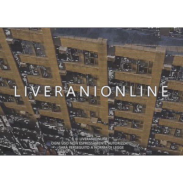 Air conditioners sprout from windows in an office building in New York on Tuesday, July 16, 2013 during the current heat wave. The city has issued a heat advisory and has opened up cooling centers in all five boroughs. å Richard B. Levine) ©photoshot/AGENZIA ALDO LIVERANI SAS - ITALY ONLY - Vedute delle facciate esterne degli edifici nel centro di Manhattan a New York 16 Luglio 2013.