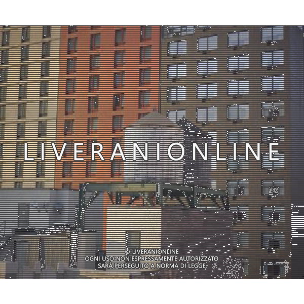 Water tanks on the rooftop of an office building in midtown Manhattan in New York on Tuesday, July 16, 2013. Because water pressure in the city only reaches to six stories in order to get water to upper floors water towers are constructed for storage. Water is pumped into them during the evening when electrical costs are lower and gravity feeds the water during the day. (å Richard B. Levine) ©photoshot/AGENZIA ALDO LIVERANI SAS - ITALY ONLY - Vedute delle facciate esterne degli edifici nel centro di Manhattan a New York 16 Luglio 2013.