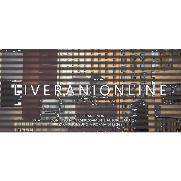 Water tanks on the rooftop of an office building in midtown Manhattan in New York on Tuesday, July 16, 2013. Because water pressure in the city only reaches to six stories in order to get water to upper floors water towers are constructed for storage. Water is pumped into them during the evening when electrical costs are lower and gravity feeds the water during the day. (å Richard B. Levine) ©photoshot/AGENZIA ALDO LIVERANI SAS - ITALY ONLY - Vedute delle facciate esterne degli edifici nel centro di Manhattan a New York 16 Luglio 2013.