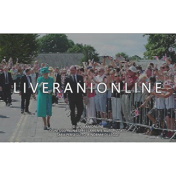 Queen Elizabeth II waves to the crowds as she arrives at Bowness on Windermere pier. The Queen said today that she is hoping the royal baby is born soon - because she is about to go on holiday. She made the comment in reply to a question from a 10-year-old schoolgirl while on a series of engagements in the Lake District. ©photoshot/AGENZIA ALDO LIVERANI SAS - ITALY ONLY - REALI INGLESI: La Regina Elisabetta II d\'inghilterra in visita al lago di Windermere, Cumbria