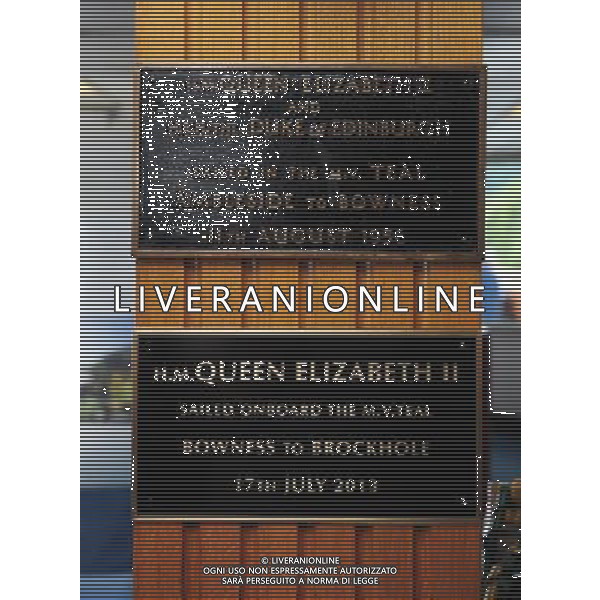 A new plaque unveiled by Queen Elizabeth II underneath the one she unveiled in 1956 on the Teal cruise boat on Windermere, Cumbria. The Queen said today that she is hoping the royal baby is born soon - because she is about to go on holiday. She made the comment in reply to a question from a 10-year-old schoolgirl while on a series of engagements in the Lake District. ©photoshot/AGENZIA ALDO LIVERANI SAS - ITALY ONLY - REALI INGLESI: La Regina Elisabetta II d\'inghilterra in visita al lago di Windermere, Cumbria