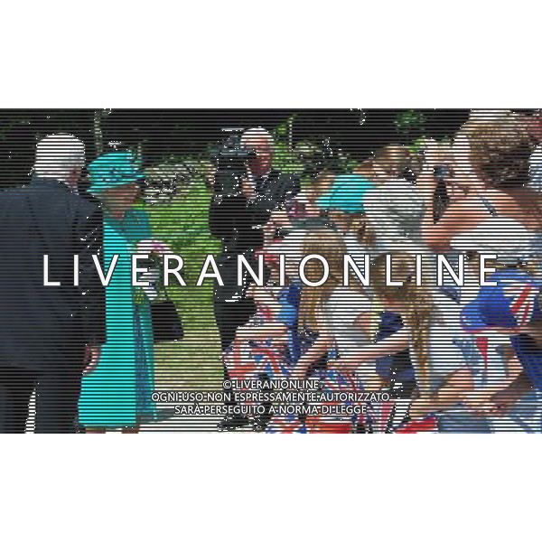 Queen Elizabeth II talks to school children from Wiggonby Church of England School as she arrives in Brockhole, Windermere, Cumbria. The Queen said today that she is hoping the royal baby is born soon - because she is about to go on holiday. She made the comment in reply to a question from a 10-year-old schoolgirl while on a series of engagements in the Lake District. ©photoshot/AGENZIA ALDO LIVERANI SAS - ITALY ONLY - REALI INGLESI: La Regina Elisabetta II d\'inghilterra in visita al lago di Windermere, Cumbria