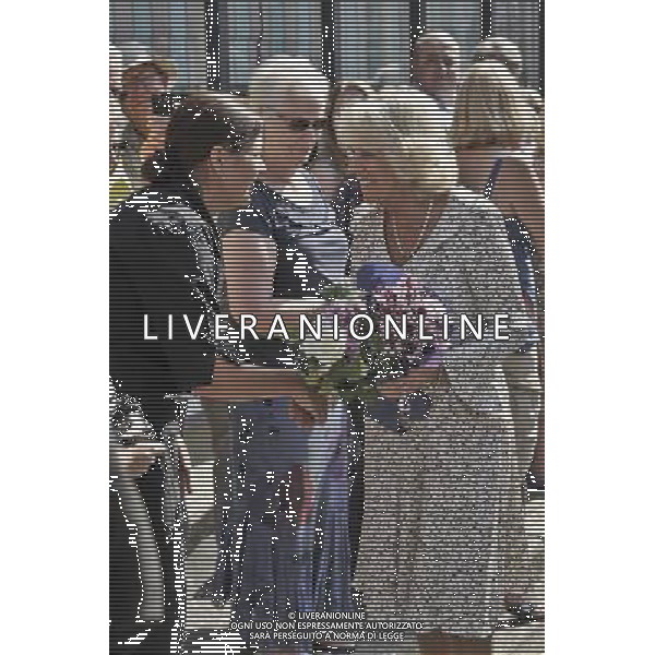 Her Royal Highness the Duchess of Cornwall, who is celebrating her 66th birthday, meets people and is given flowers from well-wishers on the streets of Lostwithiel as the Duchess and the Prince take part in their annual summer visit to Cornwall and Devon. PRESS ASSOCIATION Photo. Picture date: Wednesday July 17, 2013. Camilla and Charles arrived in the South West on Monday and have spent their trip \'waiting by the phone\' for news of the royal baby. See PA story ROYAL Cornwall . Photo credit should read: Ben Birchall/PA Wire ©photoshot/AGENZIA ALDO LIVERANI SAS - ITALY ONLY - REALI INGLESI : Il principe Carlo d\'inghiletrra con la moglie Camilla al West Country durante la loro visita estiva annuale in Cornovaglia e Devon.