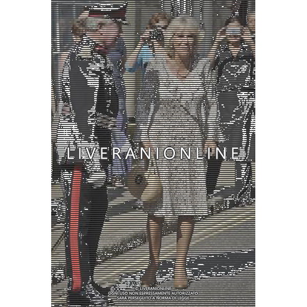 Her Royal Highness the Duchess of Cornwall, who is celebrating her 66th birthday, visits Lostwithiel as the Duchess and the Prince take part in their annual summer visit to Cornwall and Devon. PRESS ASSOCIATION Photo. Picture date: Wednesday July 17, 2013. Camilla and Charles arrived in the South West on Monday and have spent their trip \'waiting by the phone\' for news of the royal baby. See PA story ROYAL Cornwall . Photo credit should read: Ben Birchall/PA Wire ©photoshot/AGENZIA ALDO LIVERANI SAS - ITALY ONLY - REALI INGLESI : Il principe Carlo d\'inghiletrra con la moglie Camilla al West Country durante la loro visita estiva annuale in Cornovaglia e Devon.