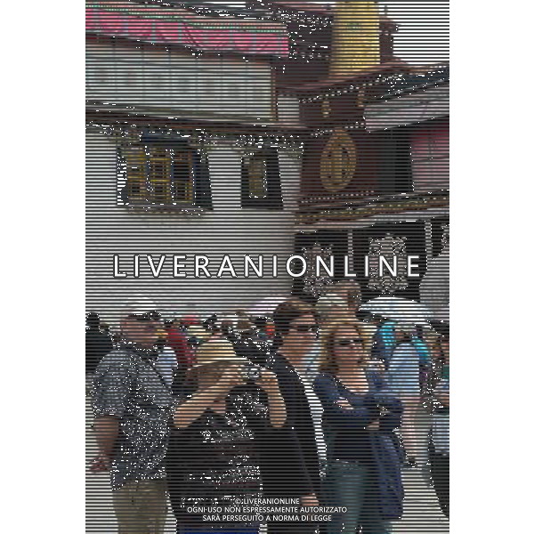 (130719) -- LHASA, July 19, 2013 () -- Foreign tourists visit the Jokhang Temple in Lhasa, capital of southwest China\'s Tibet Autonomous Region, July 18, 2013. Over 4,000 tourists visit Tibet everyday as Tibet entered the peak tourist season since late June. (/Wang Song) (cjq) ©photoshot/AGENZIA ALDO LIVERANI SAS - ITALY ONLY - Migliaia di turisti visitano i Palazzi e i Templi a Lhasa, capitale della Regione Autonoma del Tibet sud-ovest della Cina, 18 luglio 2013.