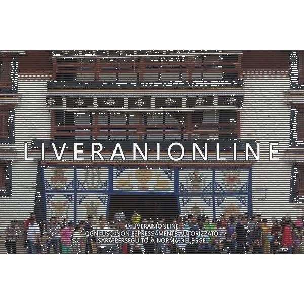 (130719) -- LHASA, July 19, 2013 () -- Tourists visit the Potala Palace in Lhasa, capital of southwest China\'s Tibet Autonomous Region, July 18, 2013. Over 4,000 tourists visit Tibet everyday as Tibet entered the peak tourist season since late June. (/Wang Song) (cjq) ©photoshot/AGENZIA ALDO LIVERANI SAS - ITALY ONLY - Migliaia di turisti visitano i Palazzi e i Templi a Lhasa, capitale della Regione Autonoma del Tibet sud-ovest della Cina, 18 luglio 2013.