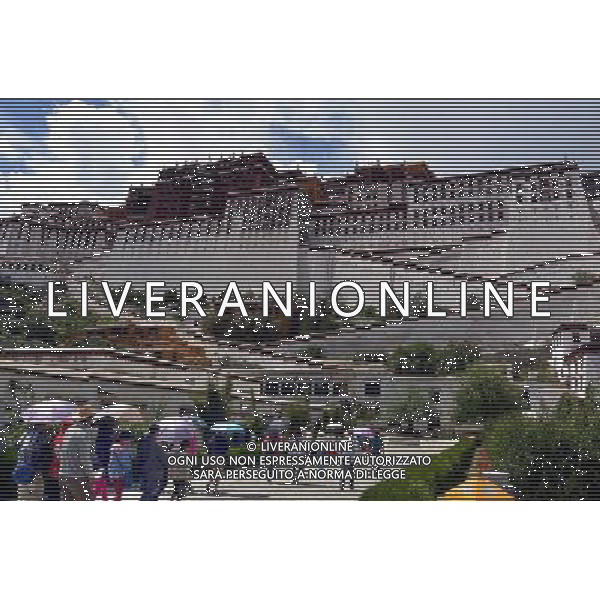 (130719) -- LHASA, July 19, 2013 () -- Tourists visit the Potala Palace in Lhasa, capital of southwest China\'s Tibet Autonomous Region, July 18, 2013. Over 4,000 tourists visit Tibet everyday as Tibet entered the peak tourist season since late June. (/Wang Song) (cjq) ©photoshot/AGENZIA ALDO LIVERANI SAS - ITALY ONLY - Migliaia di turisti visitano i Palazzi e i Templi a Lhasa, capitale della Regione Autonoma del Tibet sud-ovest della Cina, 18 luglio 2013.