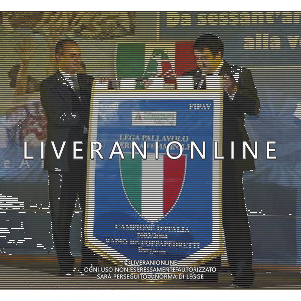 milano 7 ottobre 2004 presentazione 60¡ campionato di pallavolo serie A femminile nella foto: la premiazione dei vincitori scudetto 2003/2004 foto emilio andreoli / ag. aldo liverani