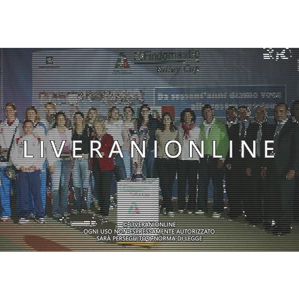 milano 7 ottobre 2004 presentazione 60¡ campionato di pallavolo serie A femminile nella foto: il trofeo 2004/2005 con alcune atlete che parteciperanno al campionato foto emilio andreoli / ag. aldo liverani