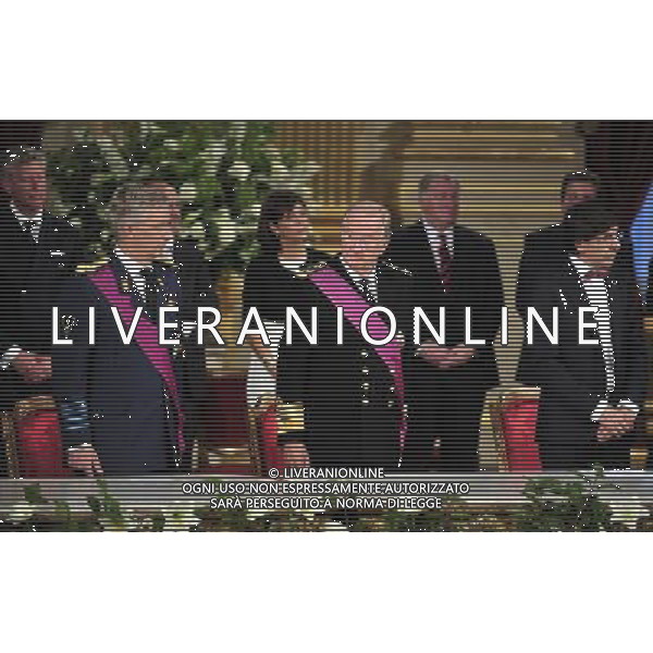 (130721) -- BRUSSELS, July 21, 2013 () -- Belgium\'s King Albert II (R, front) looks at Prince Philippe during the abdication ceremony at the Royal Palace in Brussels, capital of Belgium, on July 21, 2013, the country\'s national day. Belgium\'s 79-year-old King Albert II abdicated on Sunday and left the throne to his eldest son Philippe. (/Ye Pingfan)(xzj) ©photoshot/AGENZIA ALDO LIVERANI SAS - ITALY ONLY - Cerimonia di abdicazione al Palazzo Reale di Bruxelles, il Re del Belgio Alberto II di 79 anni, ha lasciato il trono al suo primogenito il Principe Filippo, il 21 luglio 2013