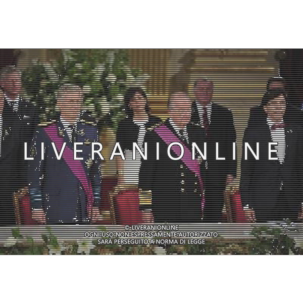 (130721) -- BRUSSELS, July 21, 2013 () -- Belgium\'s King Albert II (C, front), Prince Philippe (L, front) and Prime Minister Elio Di Rupo (R, front) attend the abdication ceremony at the Royal Palace in Brussels, capital of Belgium, on July 21, 2013, the country\'s national day. Belgium\'s 79-year-old King Albert II abdicated on Sunday and left the throne to his eldest son Philippe. (/Ye Pingfan)(xzj) ©photoshot/AGENZIA ALDO LIVERANI SAS - ITALY ONLY - Cerimonia di abdicazione al Palazzo Reale di Bruxelles, il Re del Belgio Alberto II di 79 anni, ha lasciato il trono al suo primogenito il Principe Filippo, il 21 luglio 2013